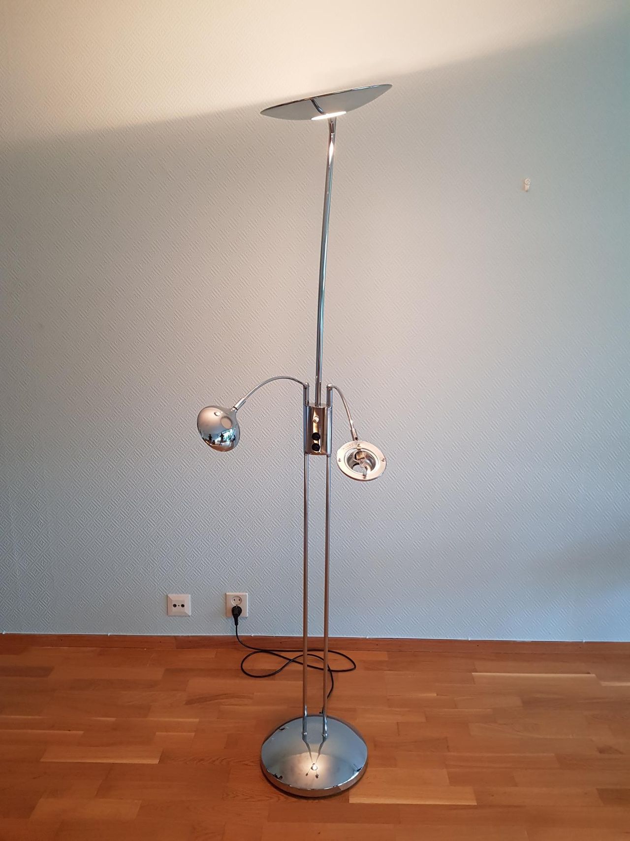 To pene kremfargede lampeskjermer (en er fra Ikea Hemsta To pene kremfargede lampeskjermer (en er fra Ikea Hemsta