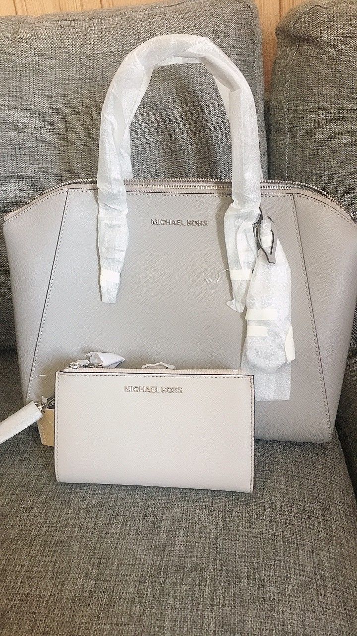 Ny michael kors Kjøpe, selge og utveksle annonser finn den Michael Kors Mercer Veske i bright red Large med matchende