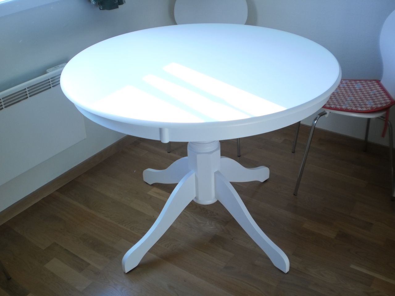 Helhvitt, rundt bord til salgs. | FINN.no Helhvitt, rundt bord til salgs. | FINN.no