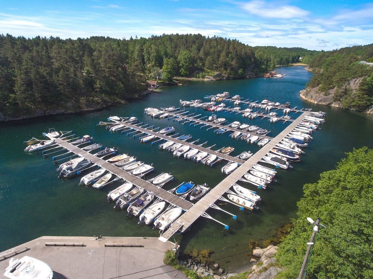 Bjørnvika båt og Parkeringsanlegg på Høvåg fastlandet hvor båt pg biler parkeres Galleribilde