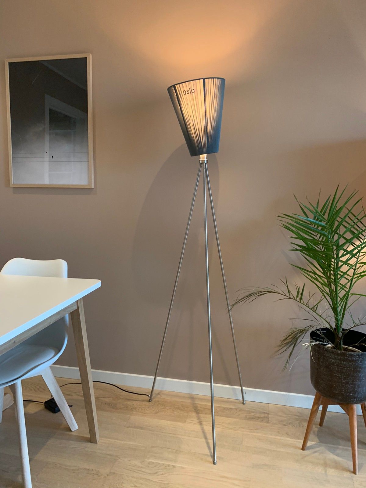 Oslo Wood lampe (grønnstål) | FINN.no Oslo Wood skjerm og bordlampe med trefot | FINN.no