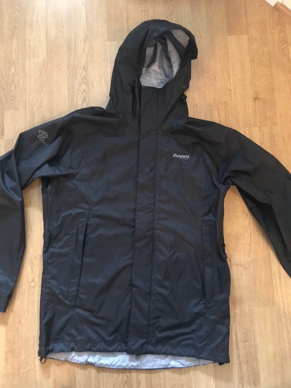Super Lett Jacket, skalljakke herre , Svart | FINN.no Svart skalljakke herre ~ God ventilasjon.2 frontlommer