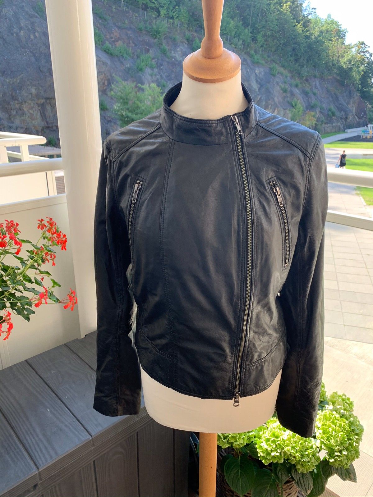 Sort skinnjakke fra Bruuns Bazaar | FINN.no Som ny Bruuns Bazaar skinnjakke selges | FINN.no