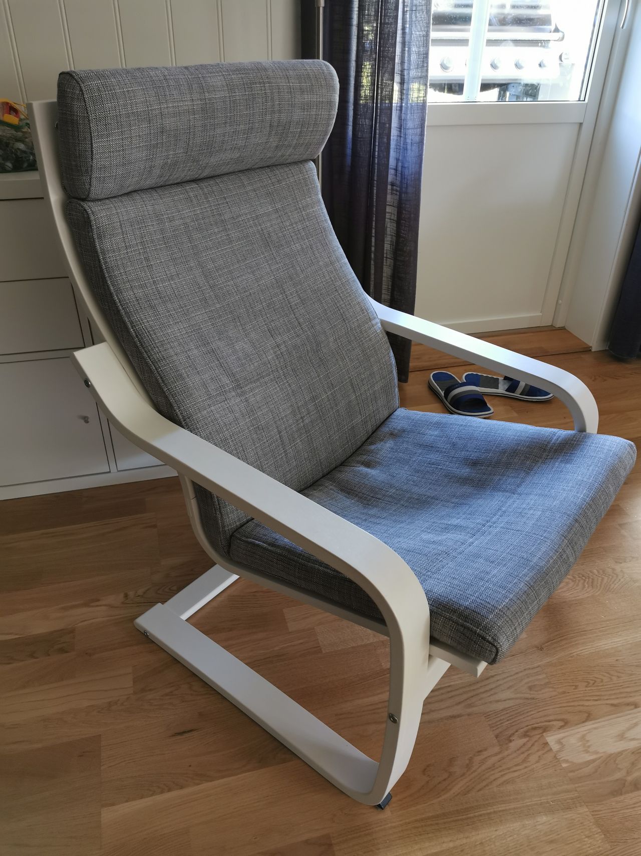 Ikea Poäng stol, hvit med grå stolpute | FINN.no Hvit ikea poang stol | FINN.no