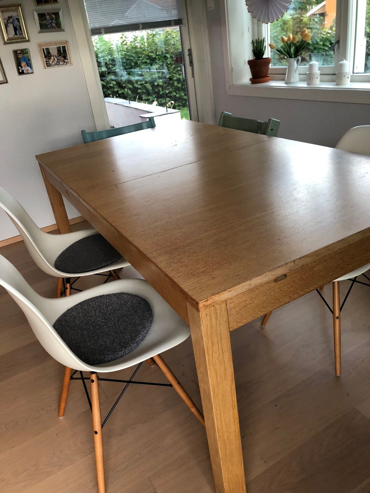 Spisebord fra IKEA gis bort | FINN.no Stort spisebord fra IKEA og 6 kurvstoler | FINN.no