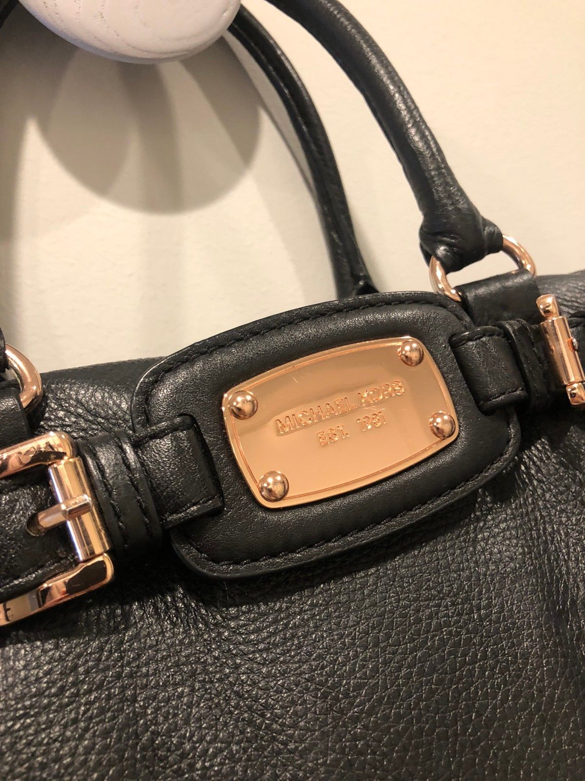 Michaels Kors veske med rose gold detaljer | FINN.no Veske med rosegold shimmerfinish | FINN.no
