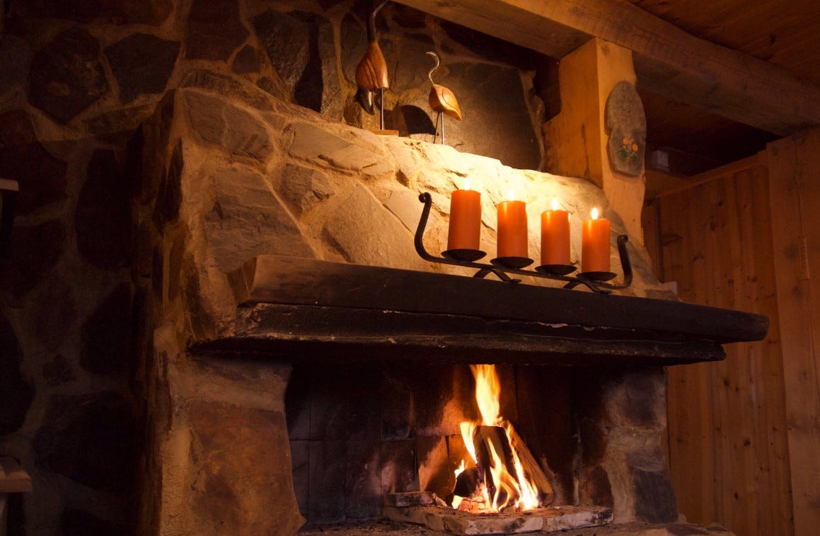 Stue med spisebord, salong, peis og vinduer fra gulv-til-tak Galleribilde