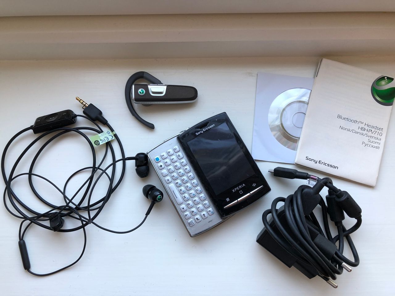 Mobil Sony Ericsson Xperia med lader, ørepropper og Mobil Sony Ericsson Xperia med lader, ørepropper og