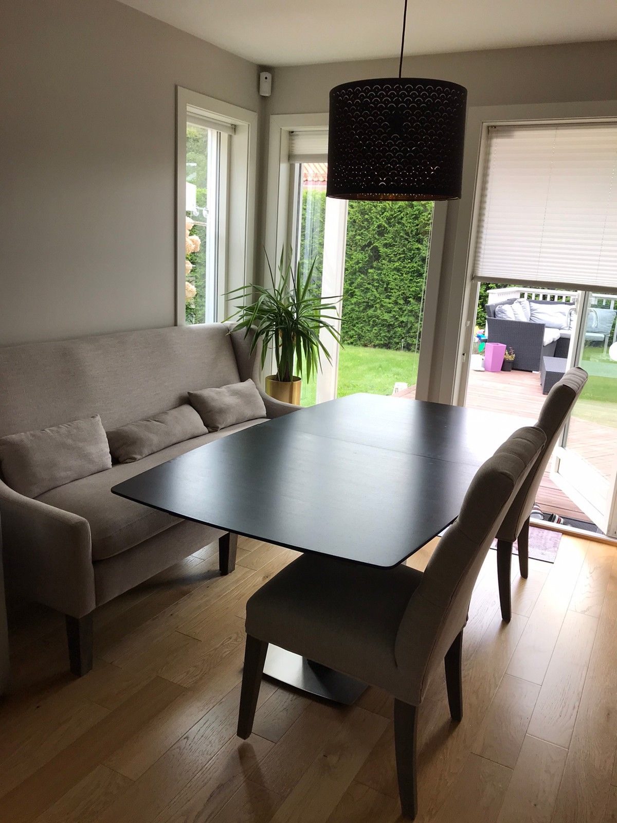 Ny pris! Uttrekkbart spisebord med sofa og 3 stoler selges NY PRIS! Spisebord med stoler og stuebord i eik | FINN.no