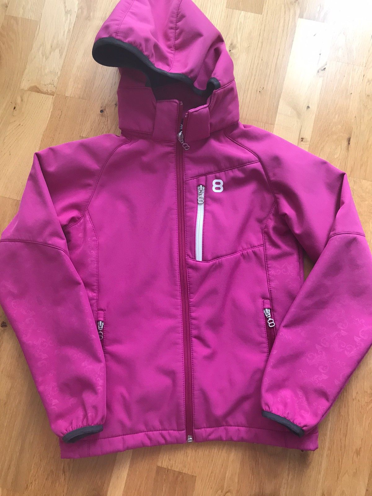 Softshell jakke til ei jente 116 | FINN.no Softshell jakke til ei jente 116 | FINN.no