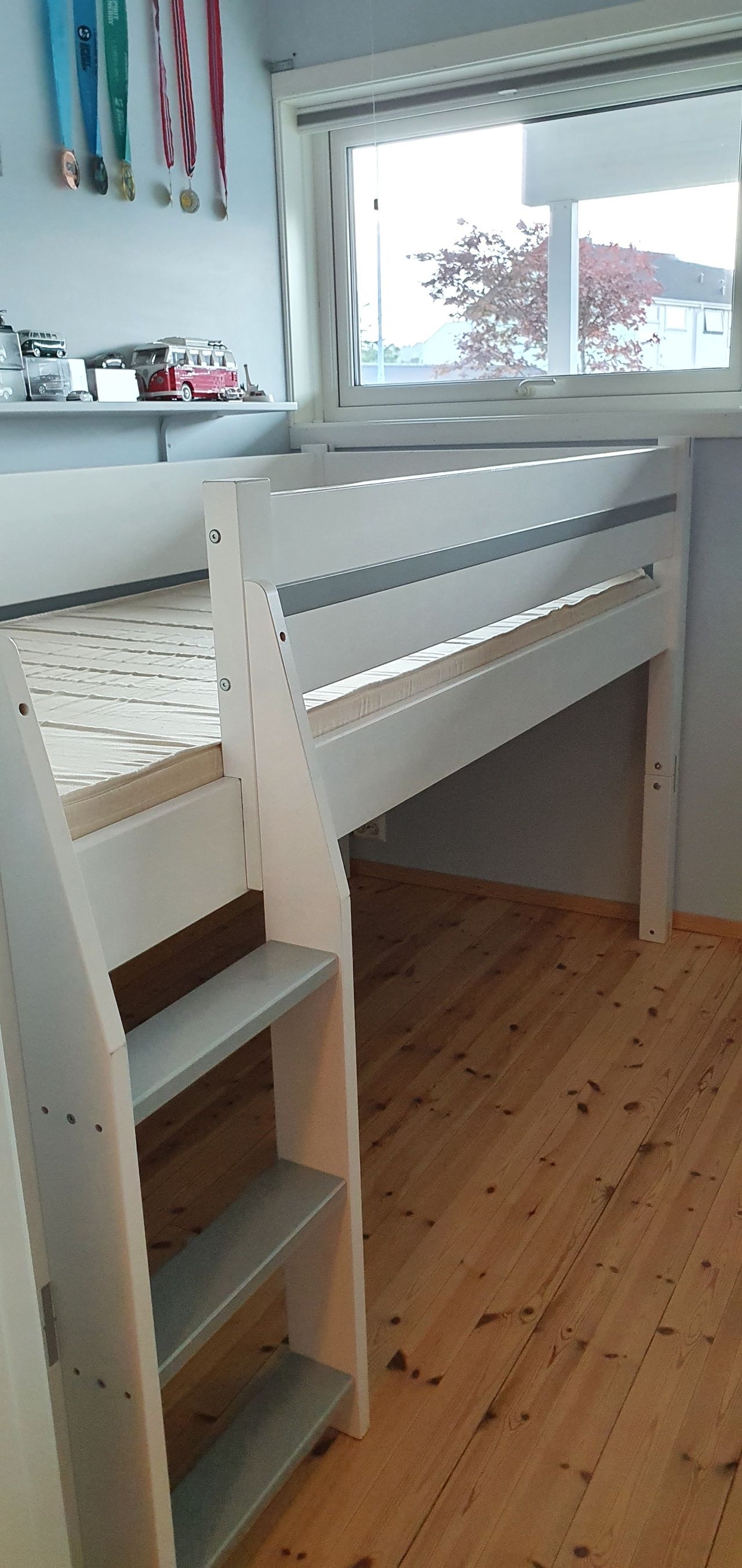 Stompa Halvhøy seng 90×200 inkl. kommode, skrivebord m Pent brukt Stompa seng med skrivebord | FINN.no