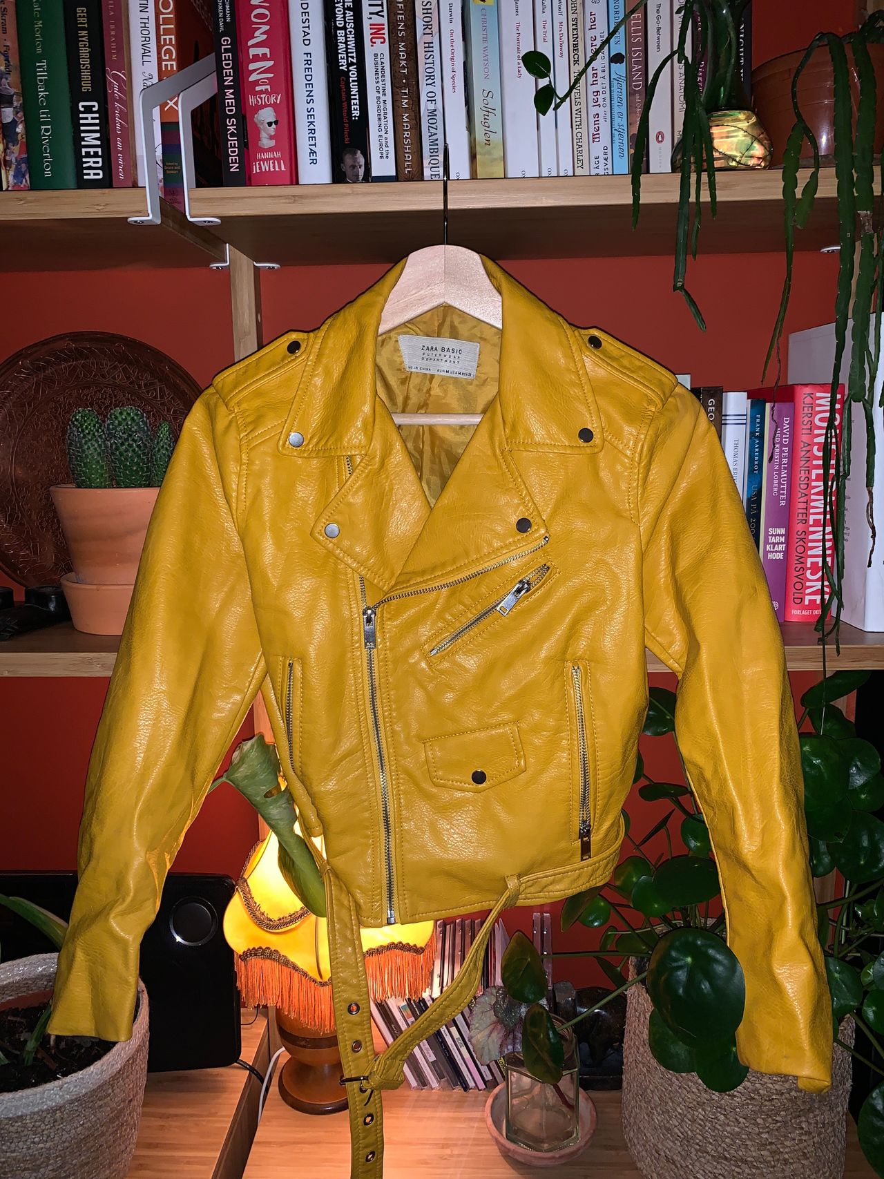 Skinnjakke fra Zara | FINN.no Gul skinnjakke fra zara str L (M) | FINN.no