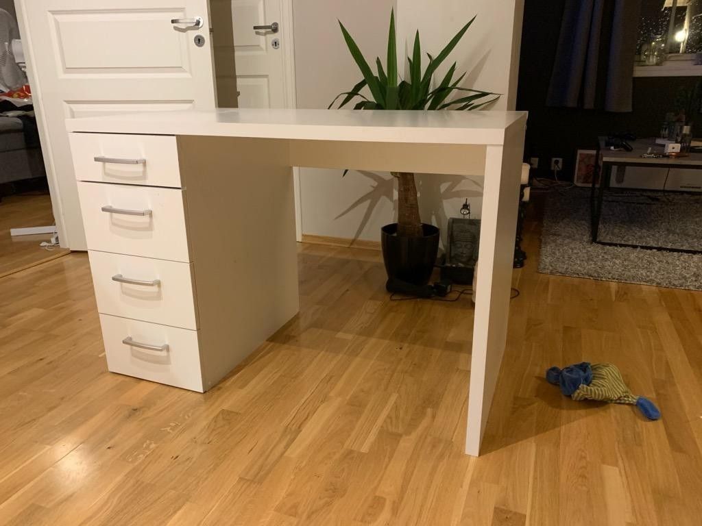 Skrivebord Marslev med skuffer | FINN.no Skrivebord Marslev med skuffer | FINN.no