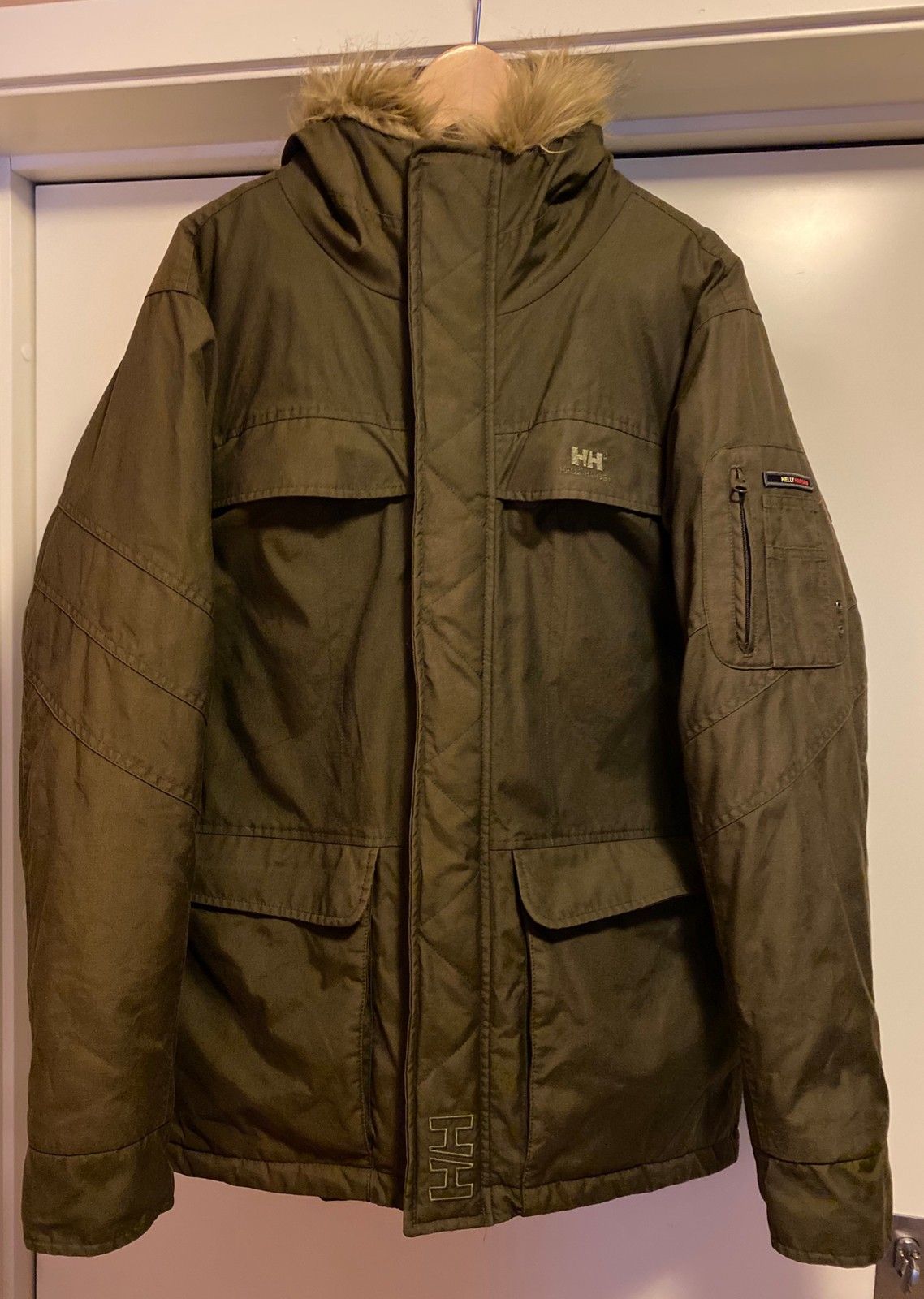 Veldig fin og billig Helly Hansen jakke i M. Lite brukt Grønn allværsjakke ikke brukt selges | FINN.no