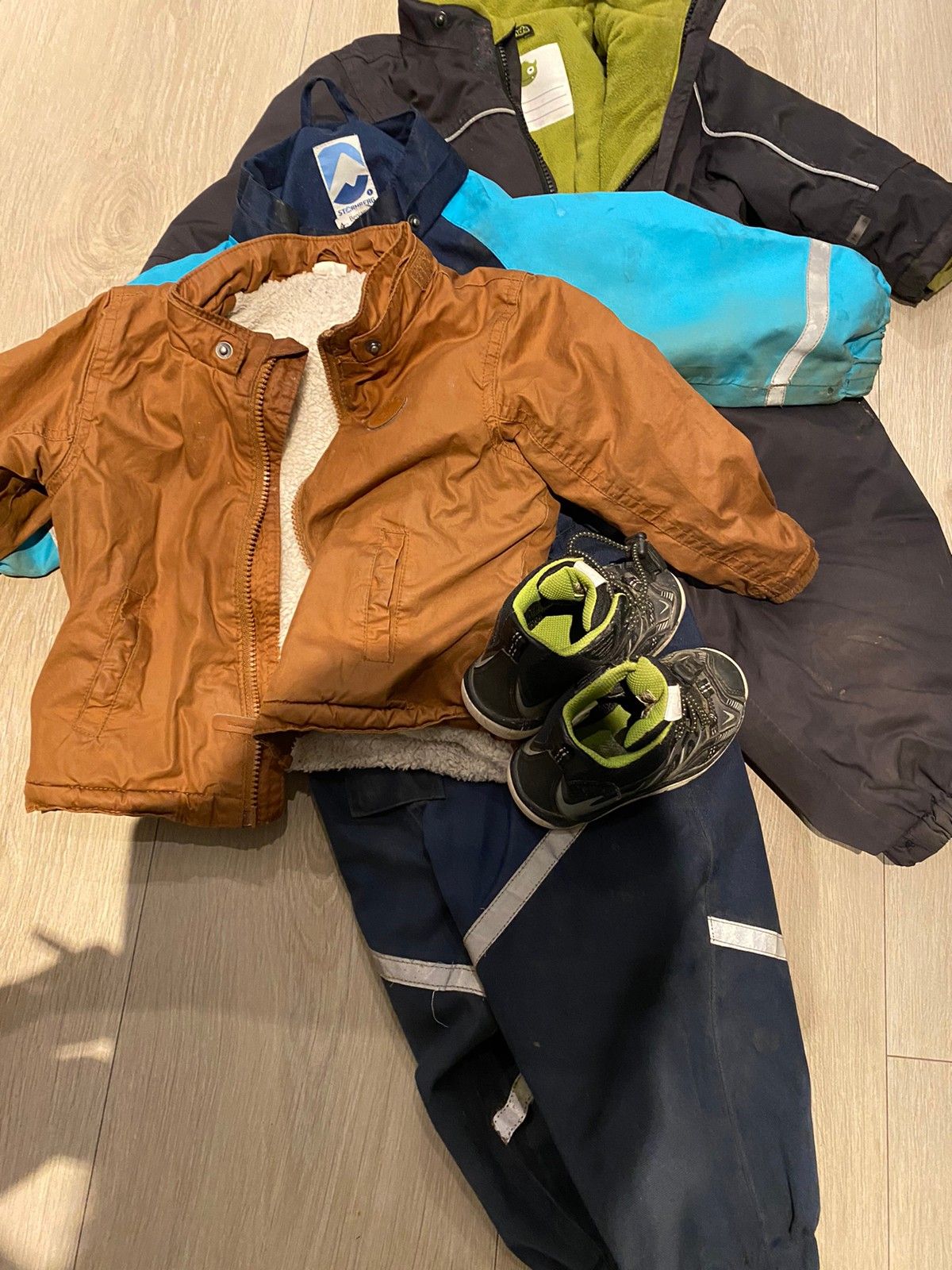 Klespakke med dresser, jakke, samt sko fra Kavat | FINN.no Klespakke (jakke & sommerkjole ) | FINN.no