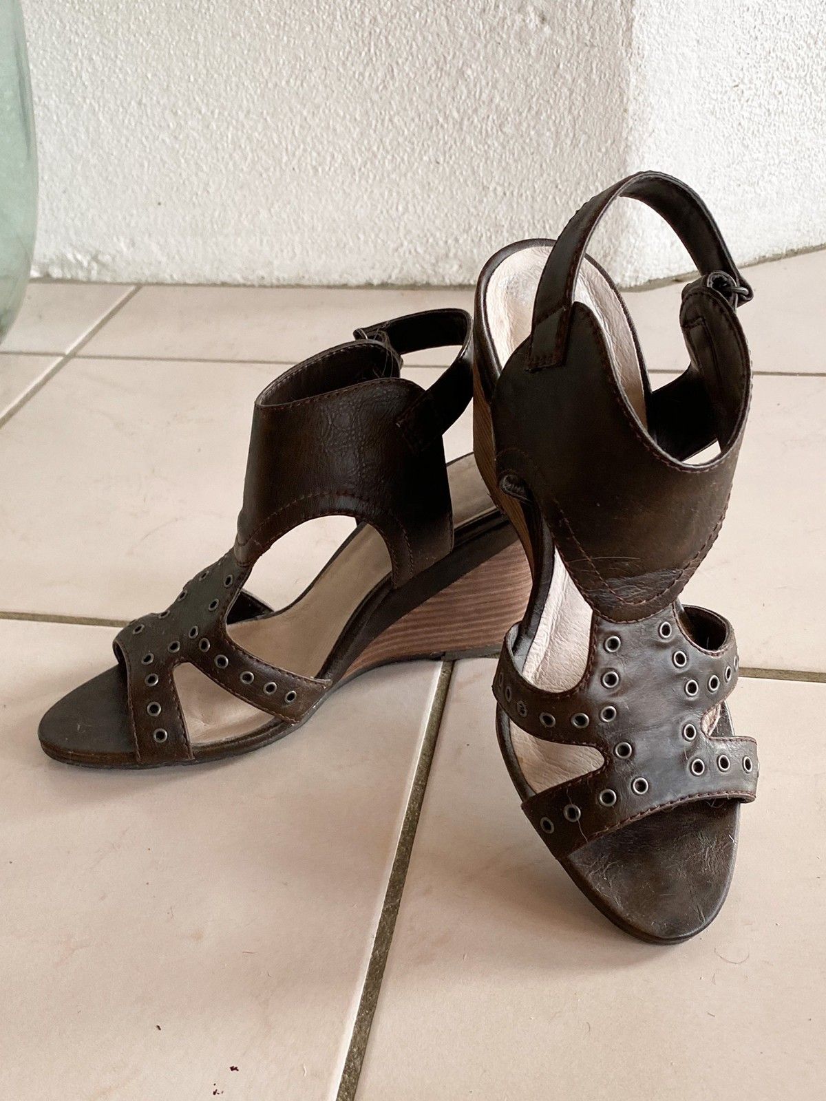 Sandaler med kilehæl str. 40 | FINN.no Sko sandaler med kilehæl i ekte skinn fra Vagabond | FINN.no
