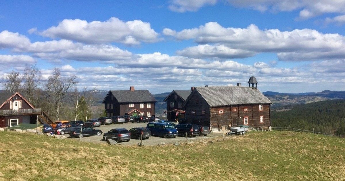 Romslig parkeringsplass Galleribilde
