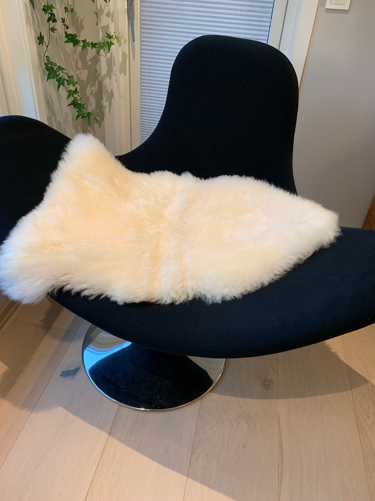 design stol, sort | FINN.no Design stol i sort skinn | FINN.no