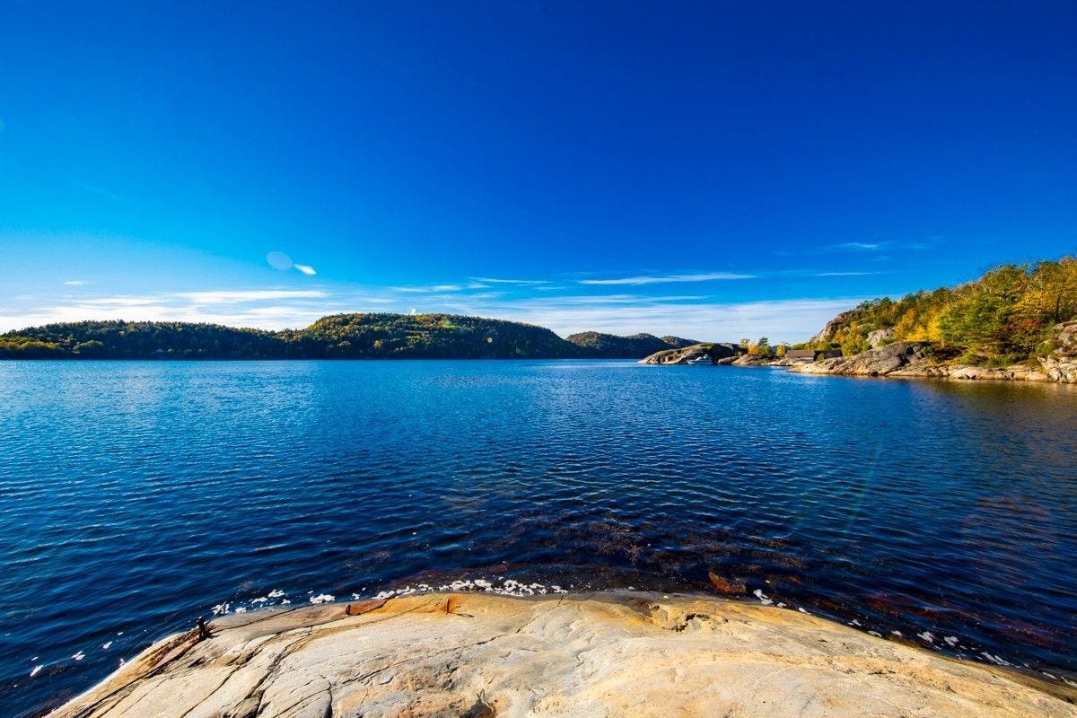 Utsikt fra båtfester, 10 min å gå fra hytta.
Obs! Båtfestet ble tatt av isen vinter 2024, båten ligger nå i båthavna Sivik 7 min i bil fra hytta. Galleribilde