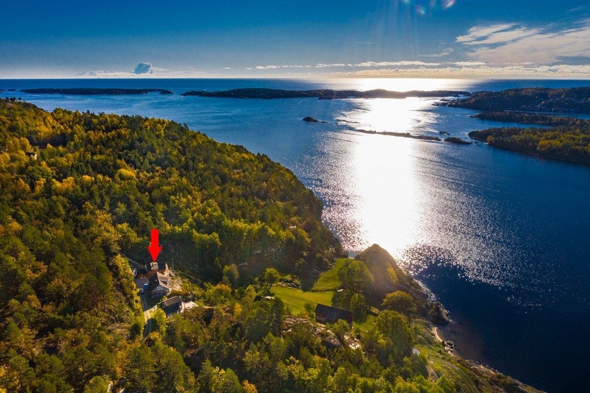 Dronebilde av hytta. Risør er litt lenger til høyre. Galleribilde