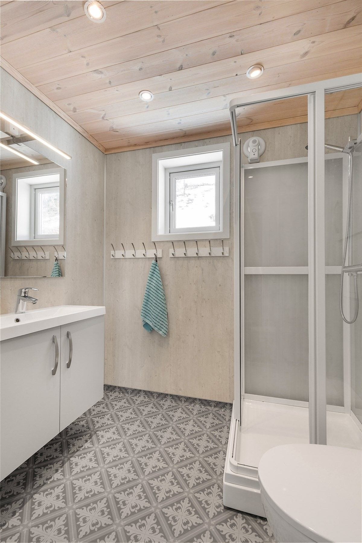 Bad med dusjkabinett. Galleribilde