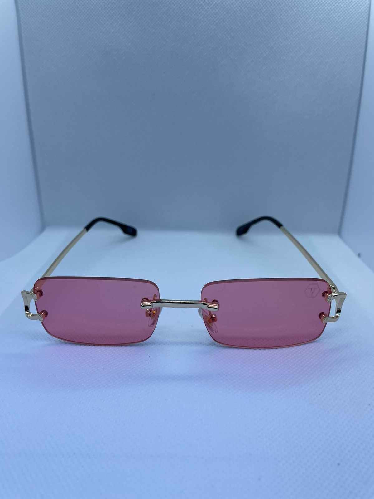 Selger kule fashion solbriller til en rimelig | FINN.no