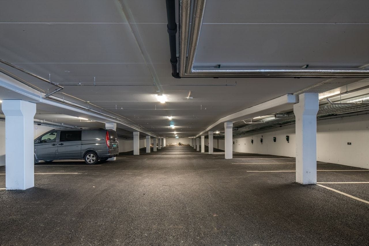 Det følger med en plass i oppvarmet garasje. Galleribilde