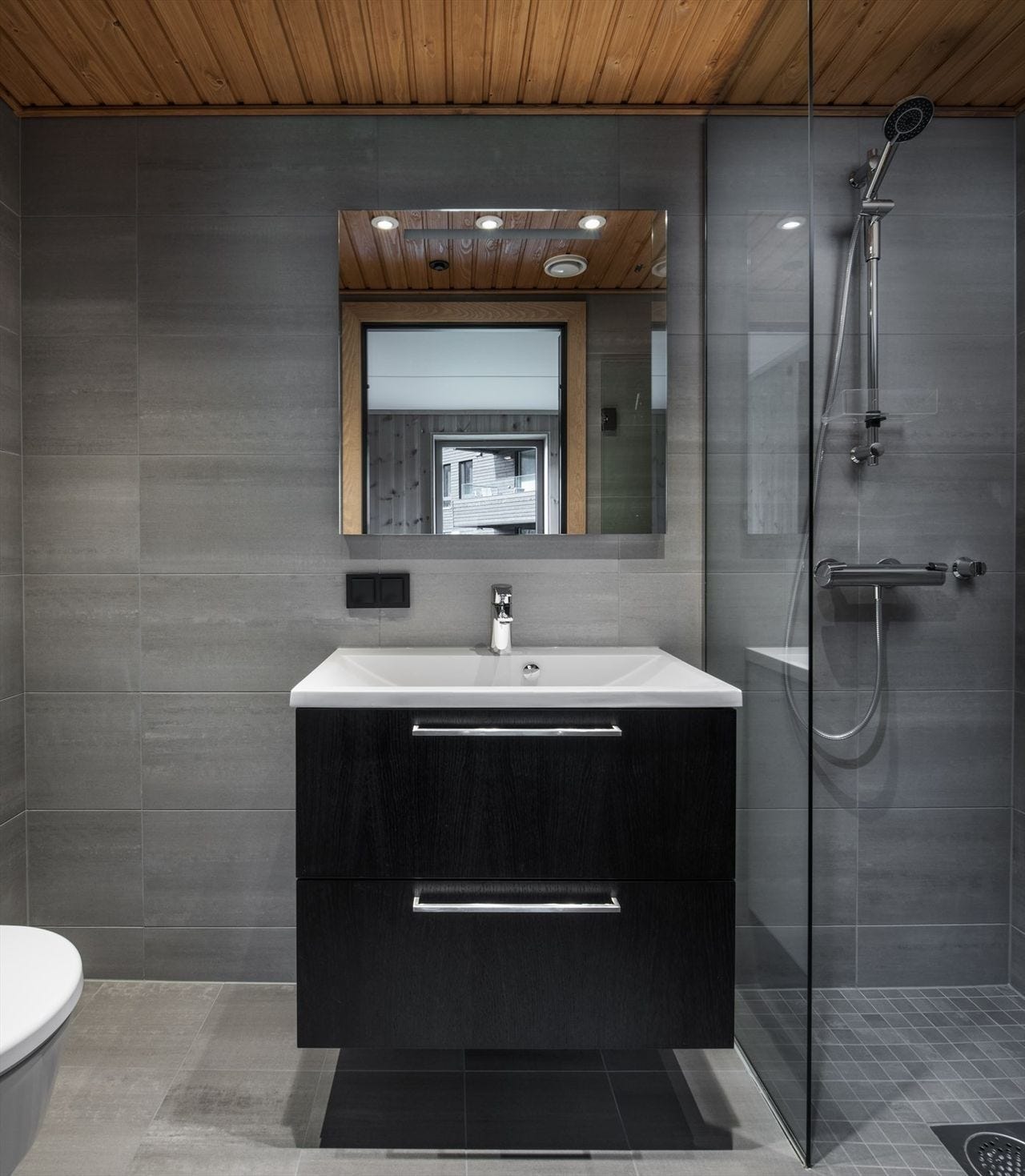 Bad i forbindelse med soverom 1. Badet har WC, servant, skap og dusj. Galleribilde