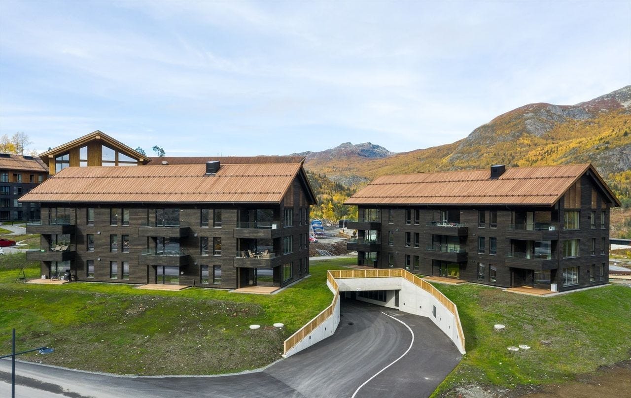 Leiligheten ligger i bygget til venstre og nederst til høyre. Galleribilde