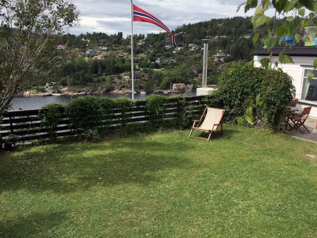 Hage med sol fra tidlig til sent Galleribilde