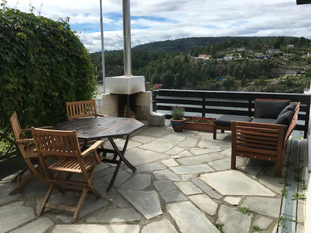 Lun uteplass med peis. Galleribilde