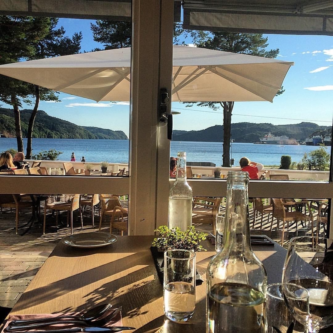 Rosfjord strandhotell, god restaurant og uteservering er en kort sykkeltur unna. Galleribilde