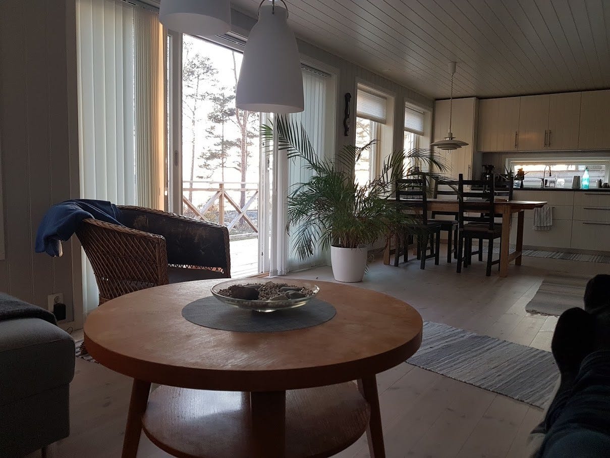 Fra sofa mot spiseplass Galleribilde
