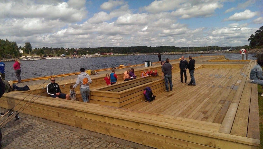 Ny brygge tilrettelagt for både krabbefiske og fisking av makrell. Galleribilde