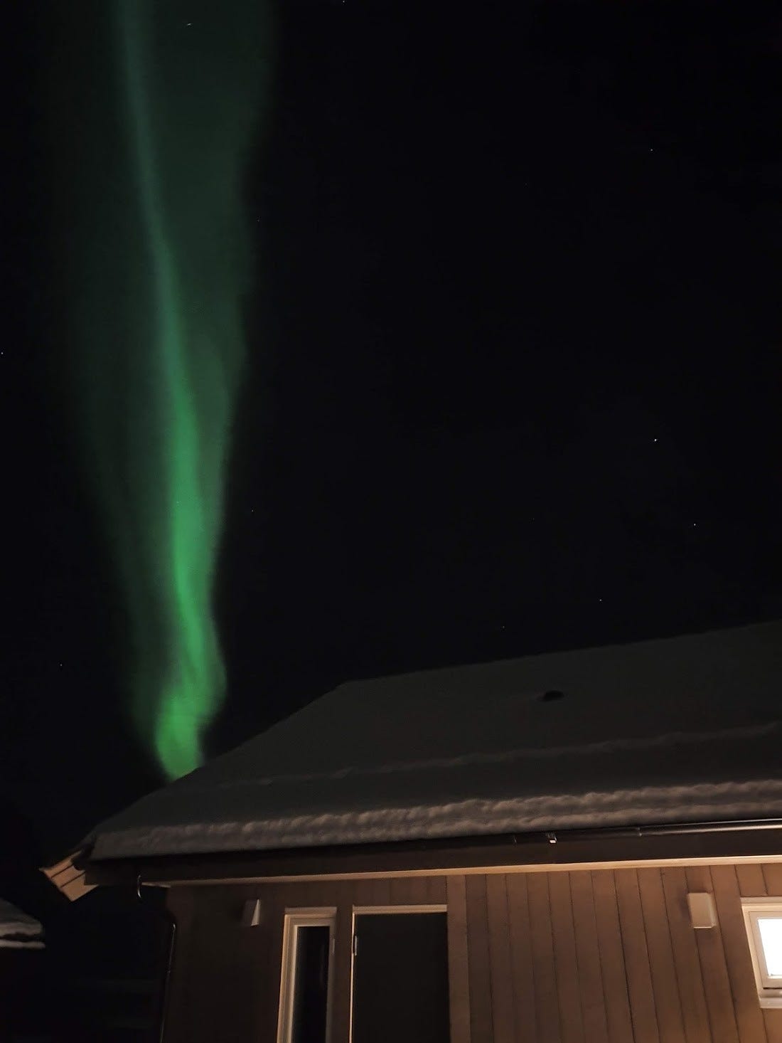 Nordlys over hyttetaket i februar 2021. Galleribilde