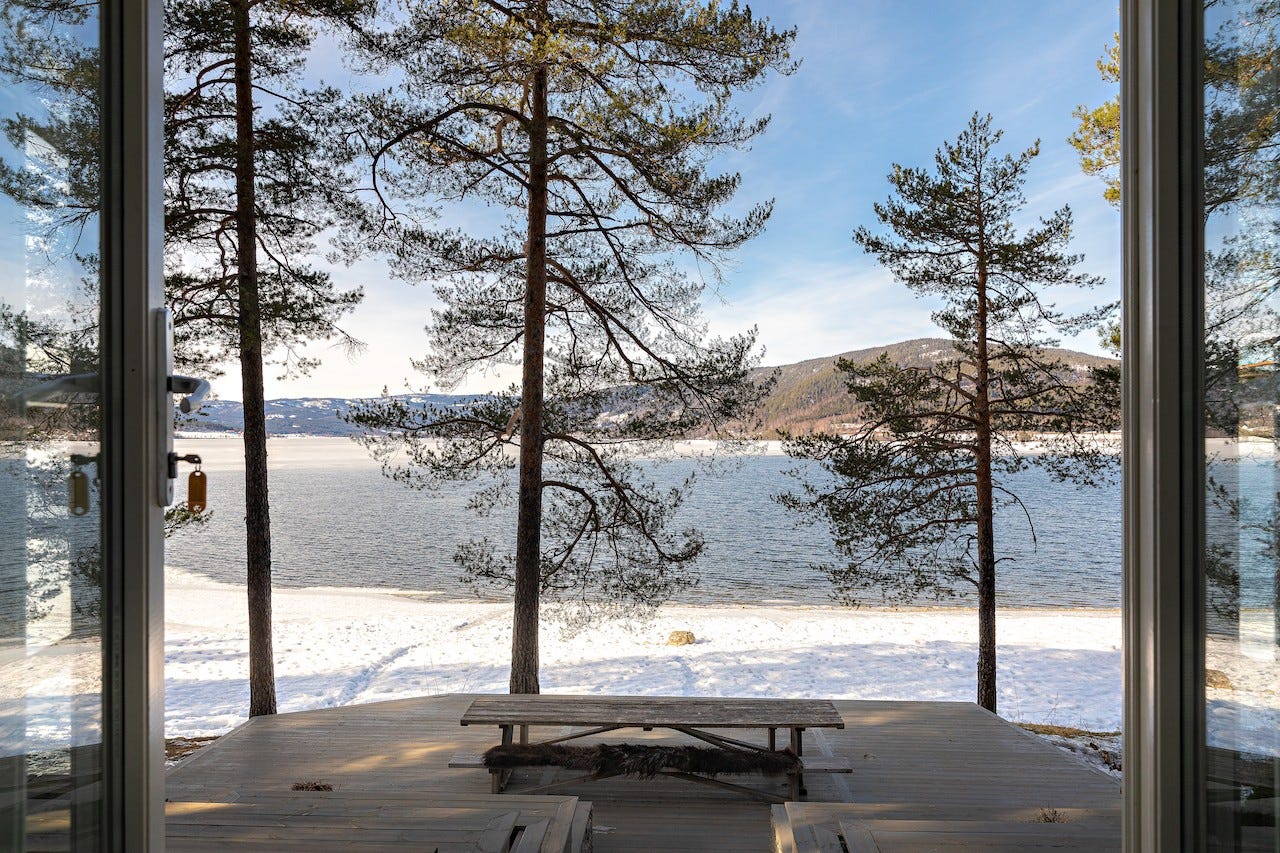 Bilde tatt ut av verandadøra på kjøkkenet. Her er stranda dekket av snø Galleribilde