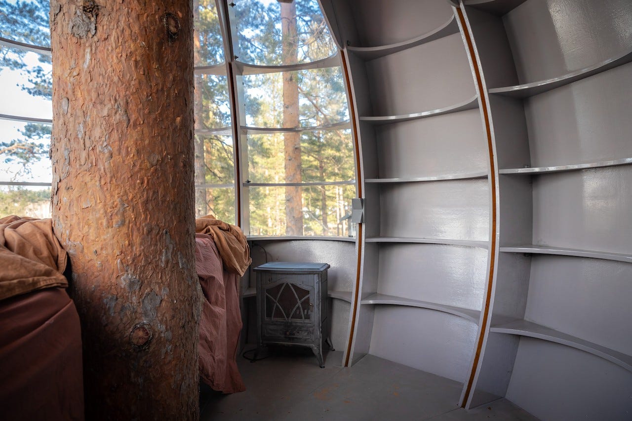 Tretopphytta har ingen fasiliteter utover sengen, så man bruker badet og kjøkkenet inne. Derfor leies den heller ikke ut separat. Galleribilde