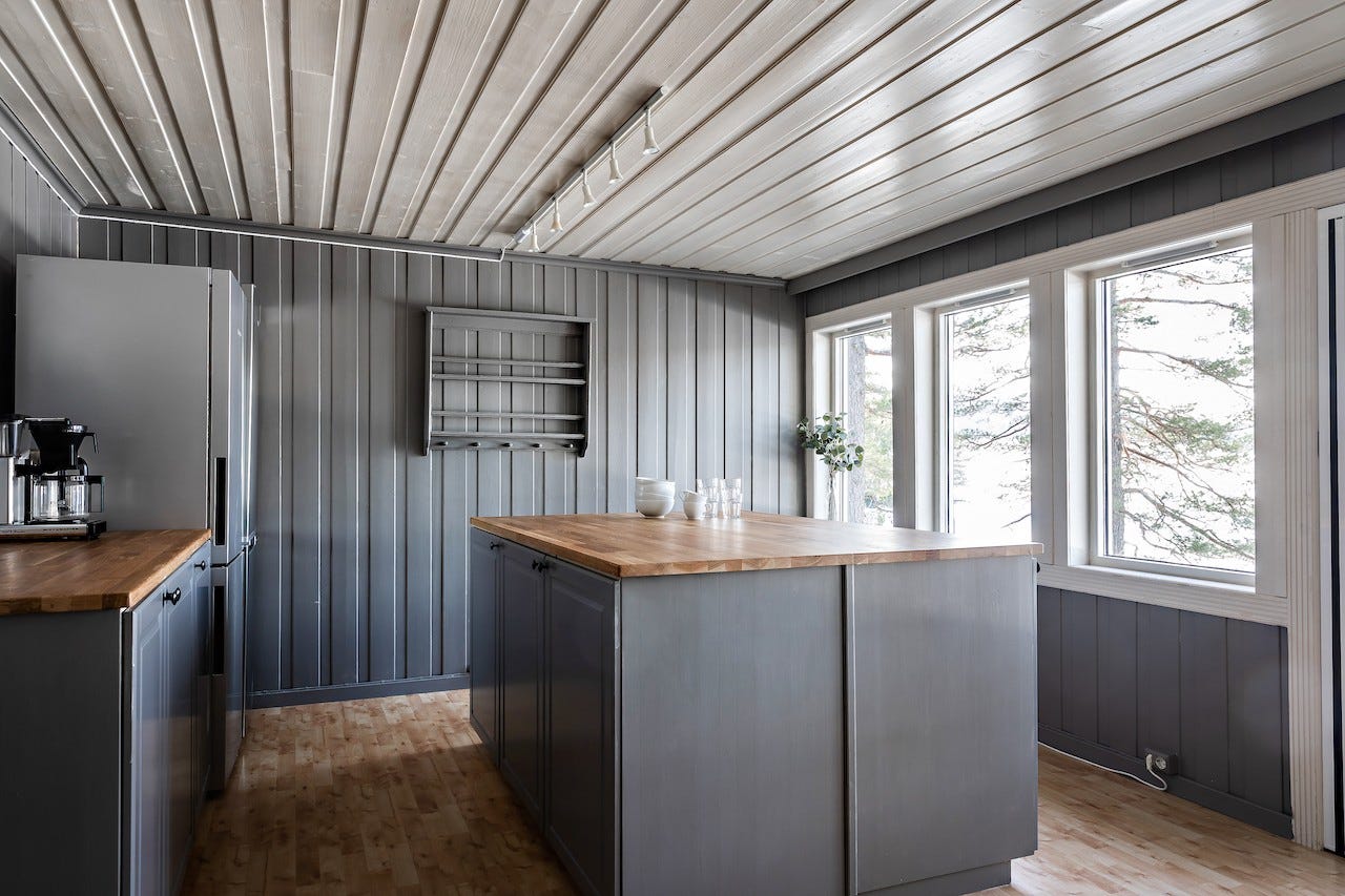 Stort fint kjøkken med mye langringsplass under benker. To kjøle/frys og to oppvaskmarskiner Galleribilde