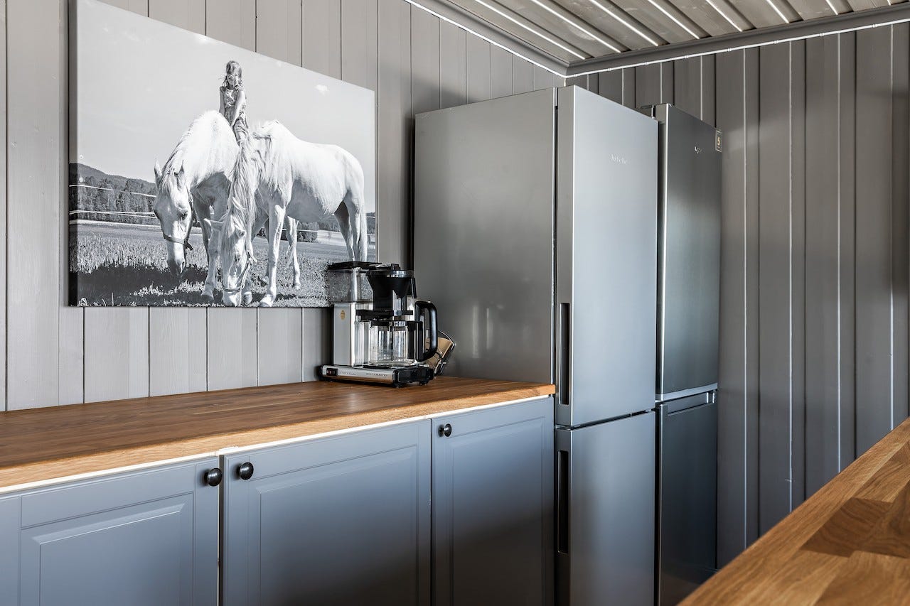 Hytta har kaffemarskin, vannkoker, blender og de fleste tingene man er vandt til å ha på et kjøkken. Galleribilde