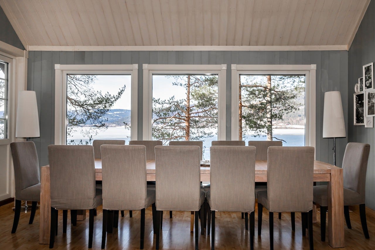 Spisebord med flott utsikt til stranda og vannet Galleribilde