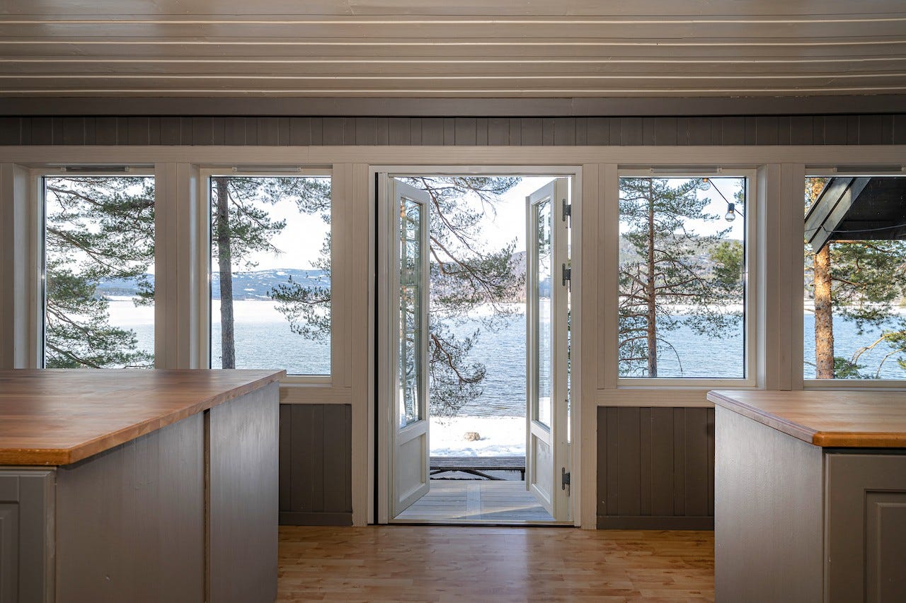 Når du kommer inn i hytta er dette utsikten fra gangen mot kjøkkenet og ut Galleribilde