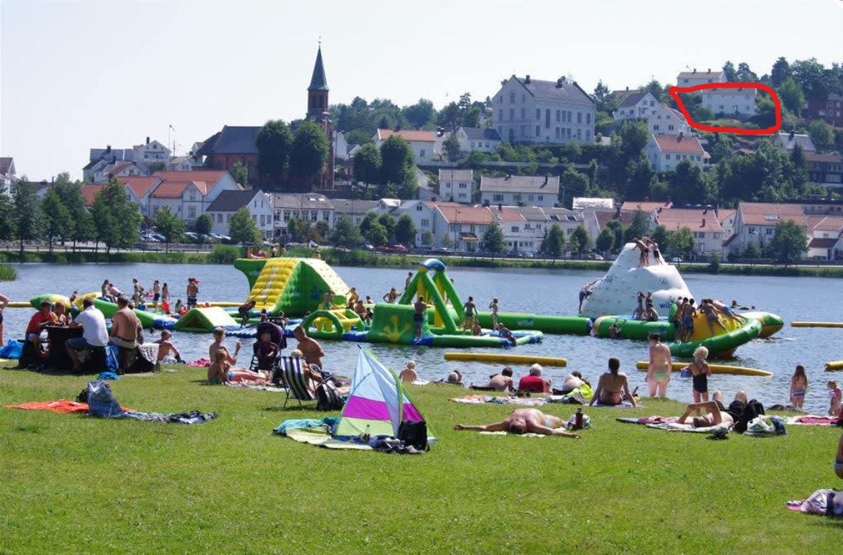 Kjenna med badepark og huset innringet i bakgrunnen Galleribilde