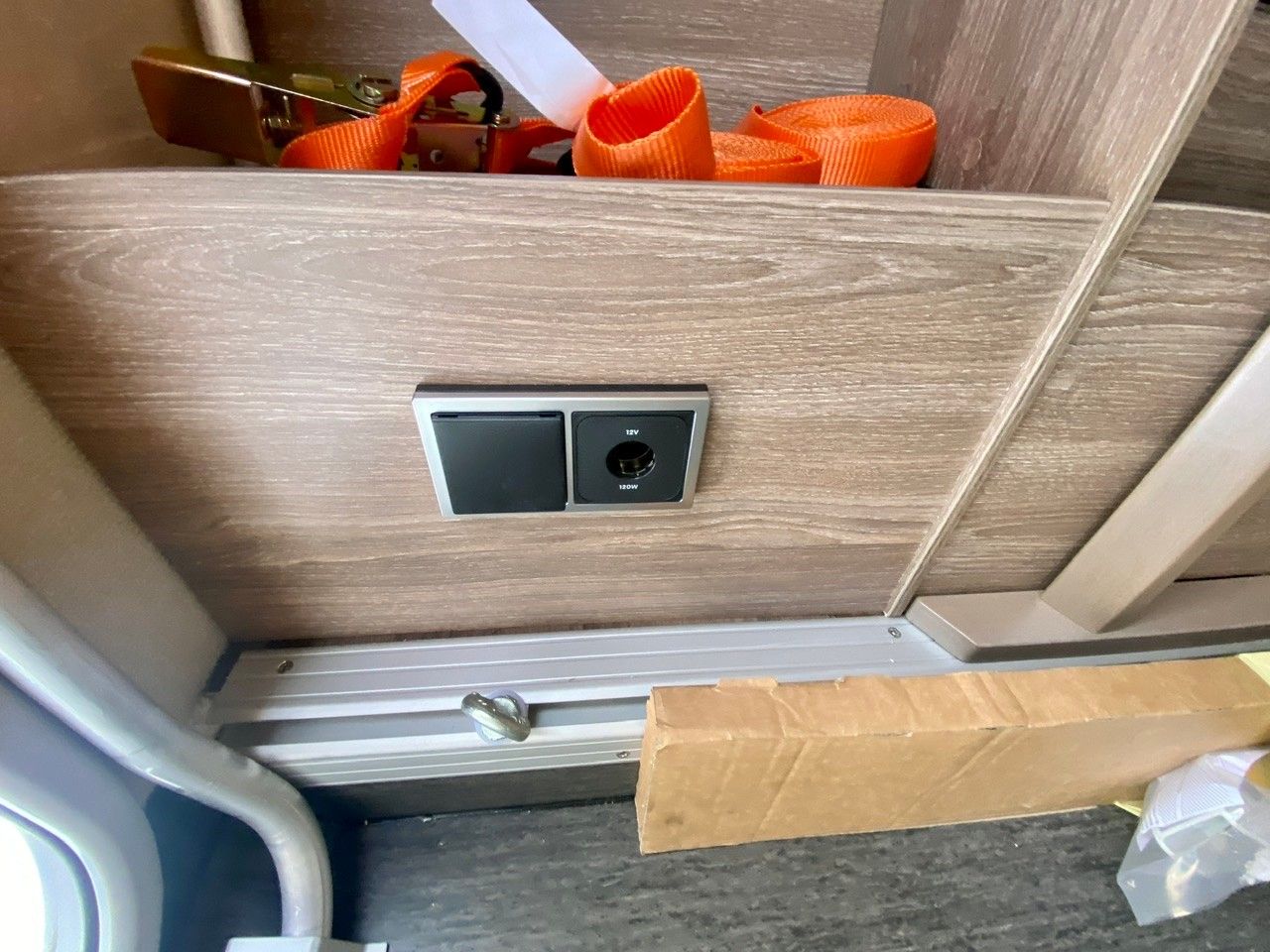 12v,230v uttak i lasterommet.