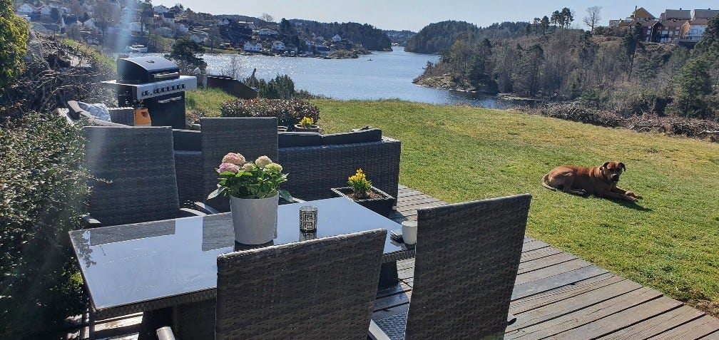 Spiseplass, foran huset Galleribilde