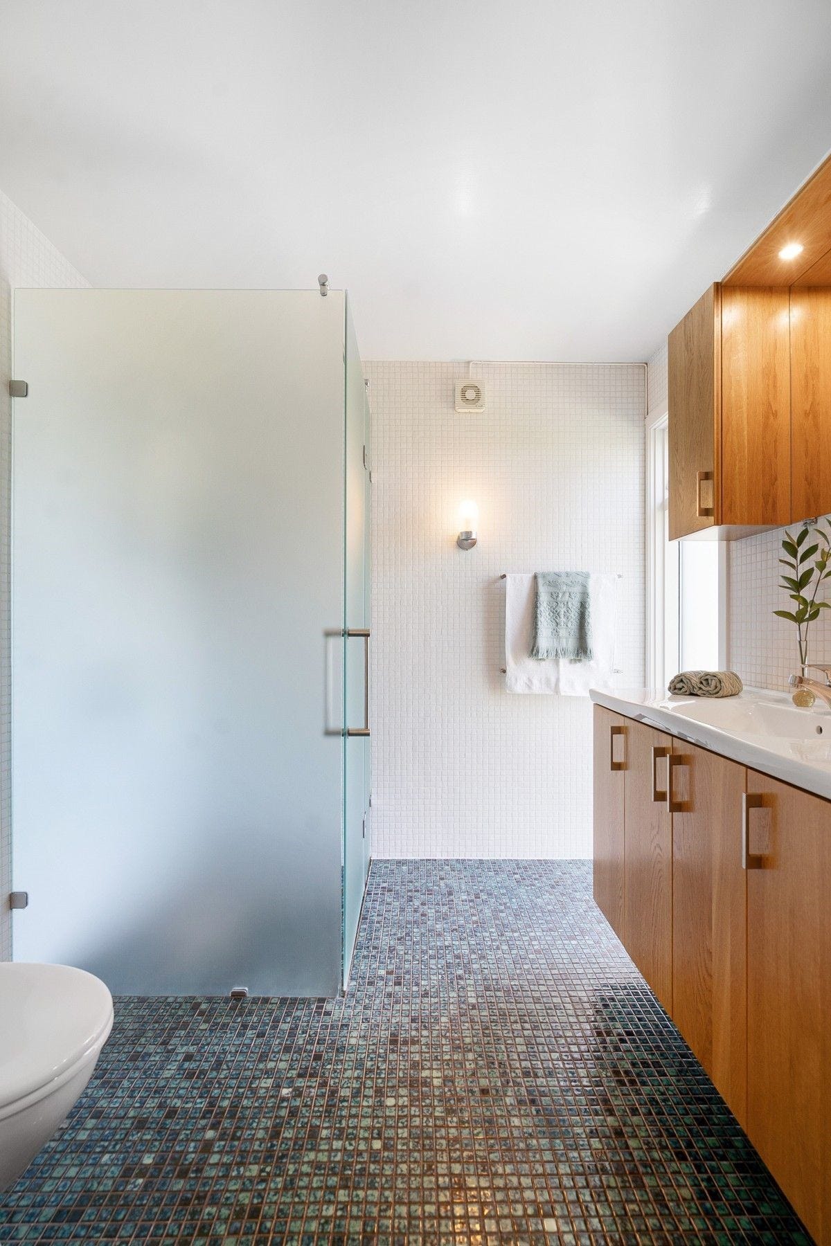 Ett av to bad i hovedetasjen-dette er tilknyttet hovedsoverommet. Galleribilde