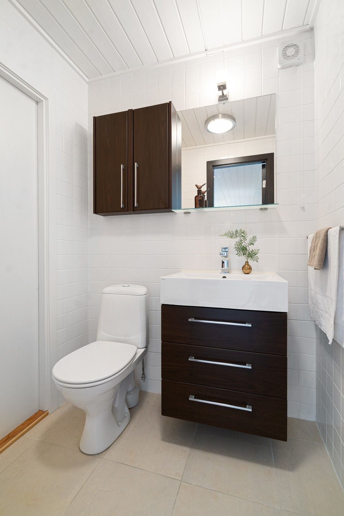 Lite toalett nede Galleribilde