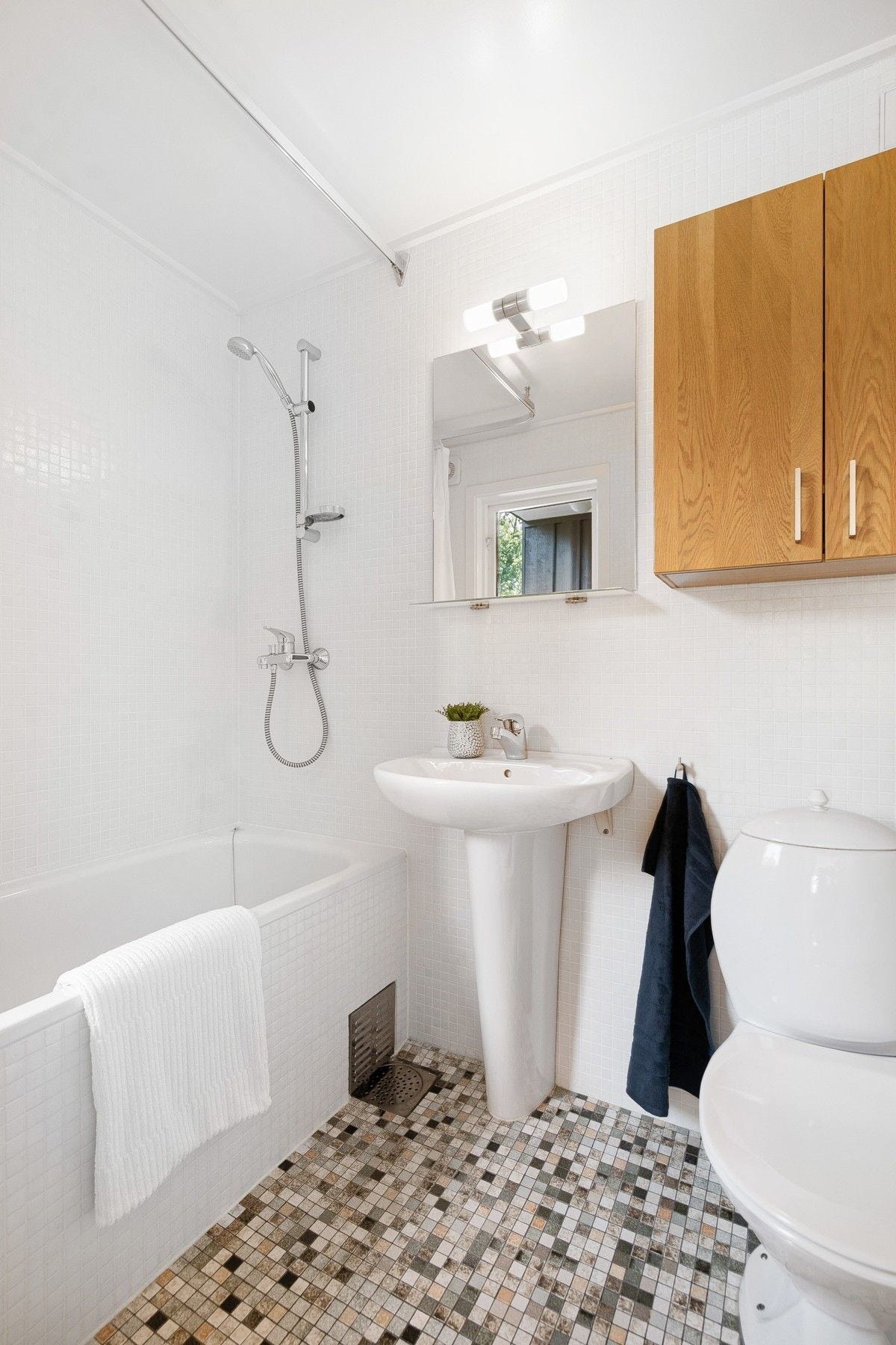 Ett av to bad i hovedetasjen Galleribilde