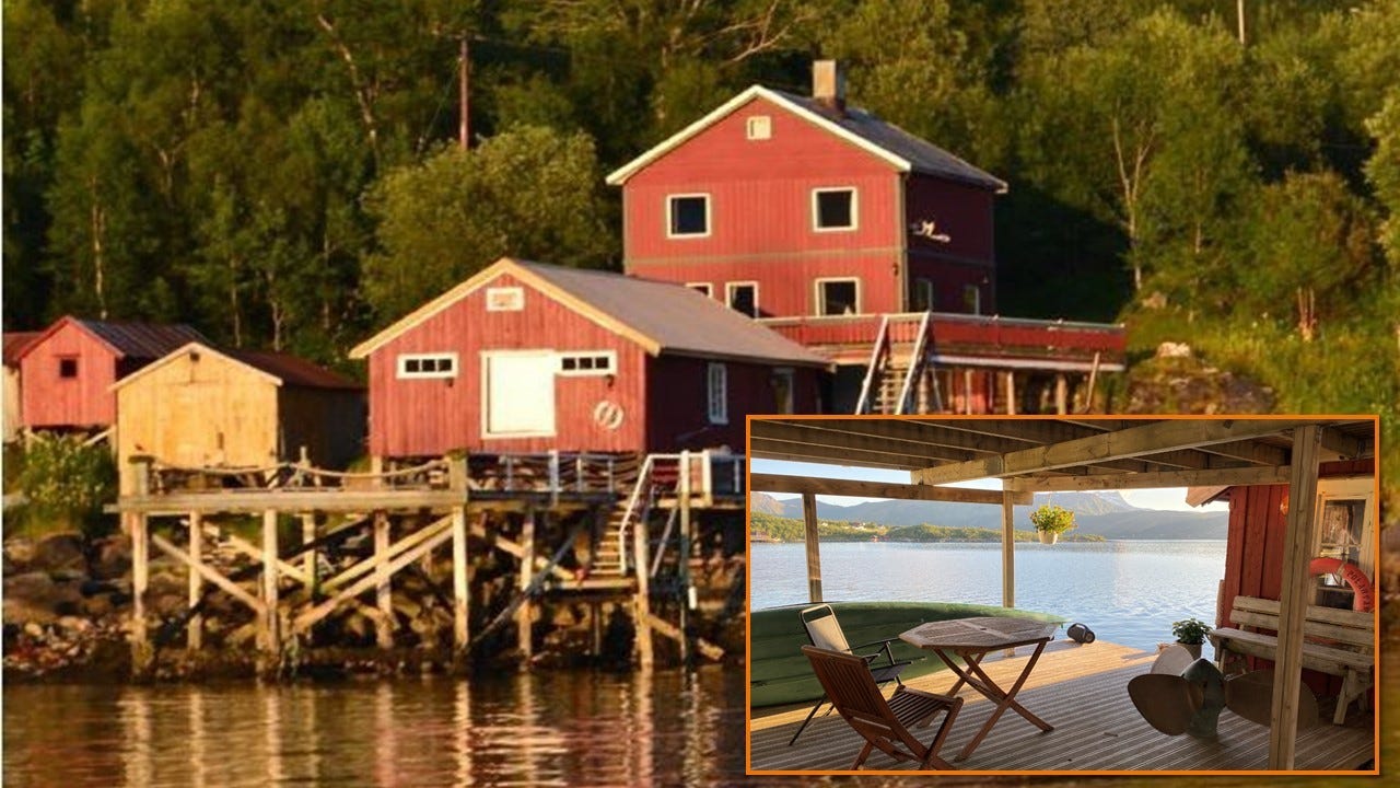 Huset, brygga og kaia fra havet Galleribilde