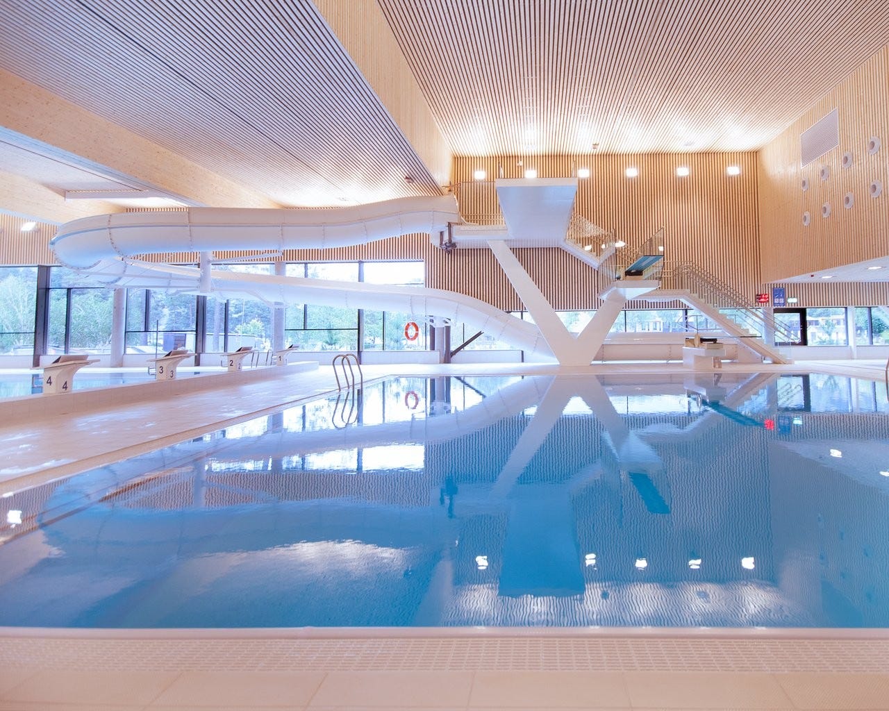 Voss badeland, innendørs med sklier og svømmebasseng for voksne og barn Galleribilde