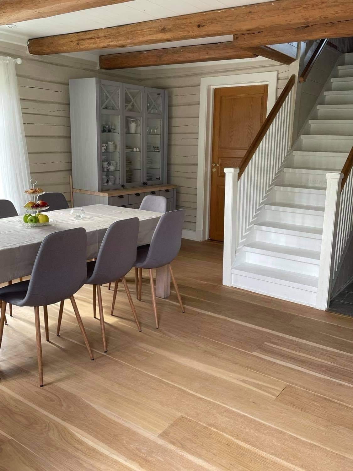 Opp trappa er et soverom og loftstua med soveplasser Galleribilde